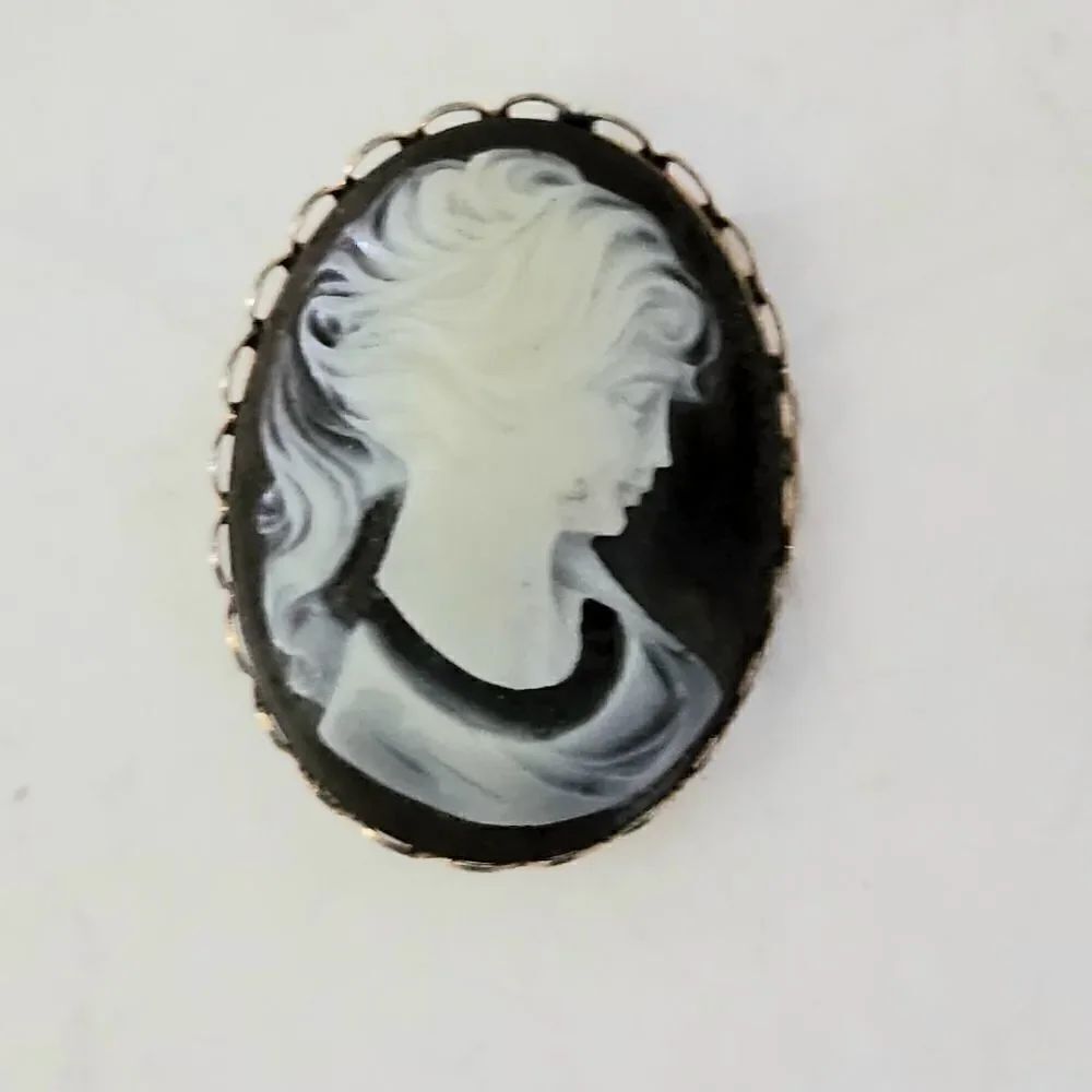 Vintage Cameo Brooch goldtone White On Black Unbranded